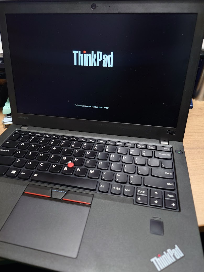 ThinkPad X270の起動画面。ロゴはThinkPadに置き換わっている。